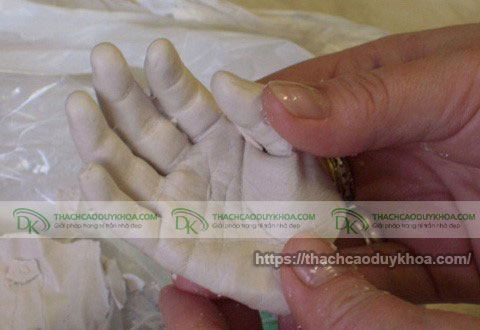 Tượng tay bằng thạch cao lưu giữ kỉ niệm